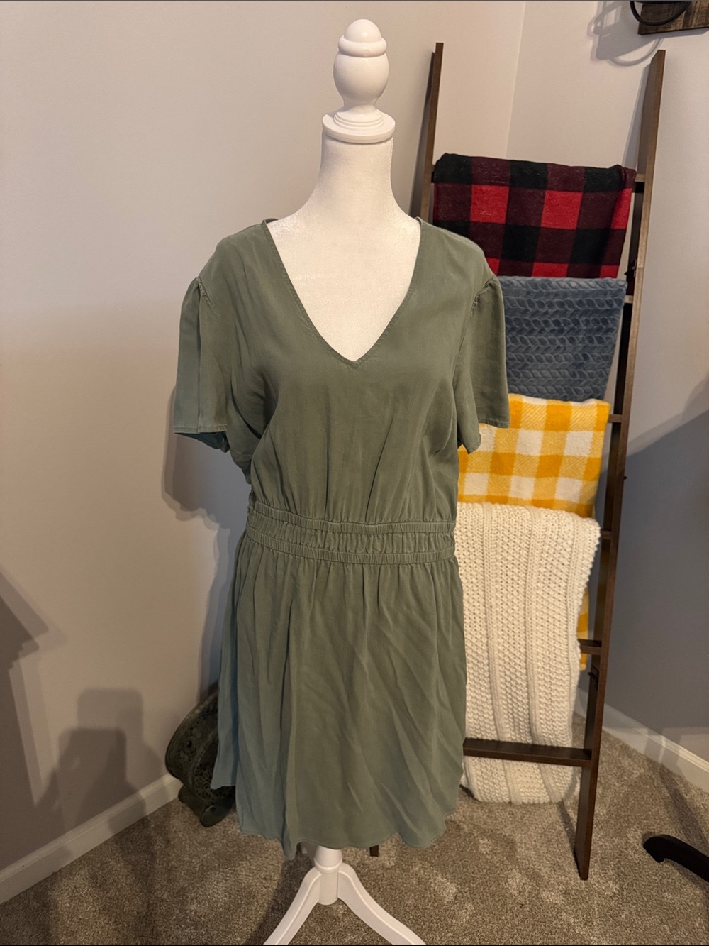 cloth & stone Olive Green V-Neck Midi Dress